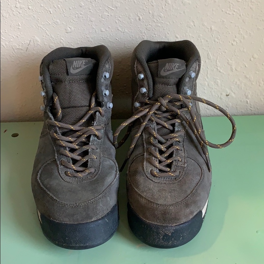 Nike women’s hiking boots 7.5
